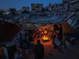Unos niños palestinos se reúnen con velas en Beit Lahia, Gaza, Palestina, el 25 de mayo de 2021, después de una protesta protagonizada por los jóvenes del barrio en contra de los ataques en la franja de Gaza, durante un frágil alto el fuego que tuvo lugar tras un enfrentamiento de 11 días entre Hamas e Israel.