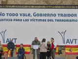 Un portavoz de la AVT da paso a la intervención de algunas víctimas de terrorismo, en una manifestación en la Plaza de Colón, Madrid.