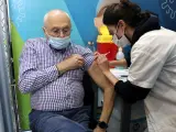 Un hombre se vacuna contra la Covid-19 en Israel, en una imagen de archivo.