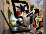 CaixaForum muestra la restauración del tapiz de Miró.