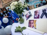 Fotografía cedida hoy, por la Alcaldía de Bogotá que muestra a un grupo de niños mientras asisten al homenaje póstumo en honor al menor Daniel Stiven Duque, muerto durante el atentado terrorista con explosivos contra un Comando de Atención Inmediata (CAI), en Bogotá (Colombia).