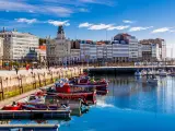 La Coruña cuenta con un extenso paseo marítimo de 13 kilómetros que es, nada más y nada menos, que el más largo de toda Europa. Bordea gran parte de la costa de la ciudad desde el Castillo de San Antón hasta el Portiño, pasando por playas urbanas como la de San Amaro o la del Orzán.