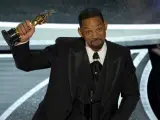 Will Smith posando con su Oscar