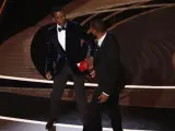Will Smith y Chris Rock, durante su incidente en la gala de los Oscar 2022.