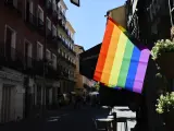 Varias balcones con la bandera LGTBI en el barrio de Chueca durante la celebración del Día Internacional del Orgullo LGTBI, a 28 de junio de 2021, en Madrid, (España). La celebración del Orgullo en la capital este 2021, marcado por celebraciones y actividades más limitadas debido a la crisis del Covid-19, comenzó el pasado 25 de junio y se celebrará hasta el próximo 4 de julio. Bajo el lema ‘Los derechos humanos no se negocian, se legislan: Ley Integral Trans Ya’, los colectivos reivindican la aprobación “urgente” de una legislación que “garantice el derecho de la libre determinación de género de personas trans, entre otros derechos”. Jesús Hellín / Europa Press (Foto de ARCHIVO) 28/6/2021