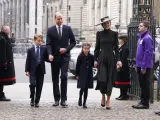 Los duques de Cambridge, Guillermo y Catalina, junto a sus hijos Jorge y Carlota, a su llegada a la abadía de Westminster donde se celebra la ceremonia en recuerdo del duque de Edimburgo.