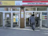 Un hombre entra en la Oficina de Empleo en Madrid.