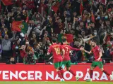 Los jugadores portugueses celebran un gol ante Macedonia.