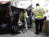 Trabajadores de los servicios de emergencias limpian restos de sangre tras un ataque perpetrado por un palestino en Bnei Brak, Israel, que dejó al menos cinco muertos.