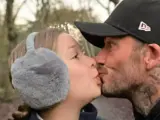 El exfutbolista David Beckham besa a su hija Harper