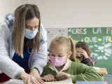 Una maestra de cuarto de primaria del colegio Vistarreal de Molina de Segura, que ha escolarizado a cuatro niños ucranianos que huyeron de la invasión rusa, ayuda en clase a Margot de 10 años, una de las niñas escolarizadas en el colegio.