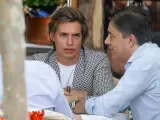 El cantante Carlos Baute con amigos en un restaurante de Madrid.
