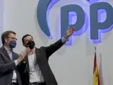 Juanma Moreno con Alberto Núñez Feijóo en el XX Congreso del PP.