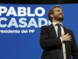 Pablo Casado se lleva la mano al pecho en el Congreso del PP.