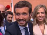 Pablo Casado llegando al congreso del PP con su mujer y Cuca Gamarra.