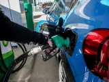 Una persona posa gasolina el dia en què ha entrat en vigor la rebaixa de 20 cèntims en el litre de la gasolina, a 1 d'abril de 2022.