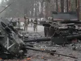Soldados ucranianos inspeccionan armamento rusa destruido tras retomar la aldea de Dmitrivka, cerca de Kiev.