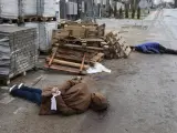 Dos cadáveres maniatados yacen en mitad de una calle de la localidad ucraniana de Bucha.