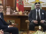 El presidente del Gobierno, Pedro Sánchez, y el rey de Marruecos, Mohamed VI.