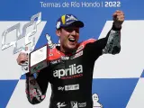 Aleix Espargaró celebrando su victoria en el GP de Argentina.