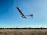 El avión solar de Skydweller sobrevolando el aeropuerto de Albacete.