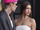 El vestido de novia que Hailey Bieber ha llevado en los Premios Grammy 2022