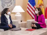 La presidenta de la Comunidad de Madrid, Isabel Díaz Ayuso, junto a la embajadora de Estados Unidos en España, Julissa Reynoso.