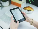 El Kindle es un dispositivo ligero con una batería que permite horas de lectura ininterrumpidas.