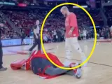 Jake Paul tumba a la mascota de los Rockets.