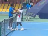 Un tenista abofetea a su rival tras perder un partido.