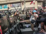 Manifestantes contra el presidente peruano, Pedro Castillo, se enfrentan a la Policía durante protestas contra el toque de queda decretado en Lima por el mandatario.