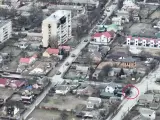 Las imágenes aéreas que ha compartido el ejército de Ucrania y que ha verificado de forma independiente 'The New York Times', captan cómo vehículos blindados rusos atacan a un ciclista al verle por las calles de Bucha.