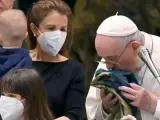 El Papa una bandera llegada de Bucha y condena los ataques ETTORE FERRARI