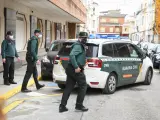 L'home detingut per matar el seu fill a Sueca (València) a eixida del Jutjat nombre 4 en un vehicle de la Guàrdia Civil, en el dia en el qual passa a disposició judicial