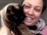 Reencuentro de Elisabeth Antev con su gato.