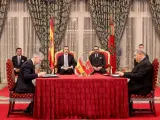 El Rey Felipe VI y el Rey Mohamed VI, y en la mesa, el ministro del Interior, Fernando Grande-Marlaska (1i), durante la firma del Convenio bilateral en materia de Lucha contra la Delincuencia entre los Ministerios de Interior.