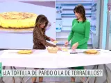 Ana Terradillos y Patricia Pardo comparan sus tortillas.