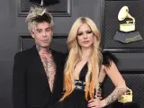 Los cantantes Mod Sun y Avril Lavigne en los Grammy 2022.