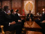 El presidente del Gobierno, Pedro Sánchez, y el rey Mohamed VI de Marruecos, durante su encuentro en Rabat.