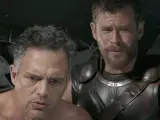 Mark Ruffalo y Chris Hemsworth en 'Thor: Ragnarok'