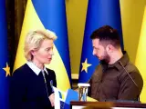 La presidenta de la Comisión Europea, Ursula von der Leyen, junto al presidente de Ucrania, Volodimir Zelenski.