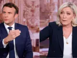 El presidente de Francia, Emmanuel Macron, y la candadidata al Elíseo, Marine Le Pen, en la televisión francesa.