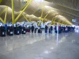 Varias personas hacen cola en el aeropuerto Adolfo Suárez, Madrid-Barajas en una imagen de archivo.