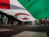 Asistentes con una bandera en una manifestación contra la violación de derechos en el Sáhara Occidental.