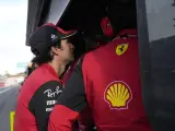 Carlos Sainz, en el muro del equipo tras abandonar en Australia