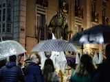 La lluvia ha sido la protagonista de la primera procesión del Viernes de Dolores en la ciudad de Valladolid, en donde la cofradía de La Piedad ha procesionado a pesar del mal tiempo.