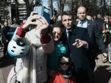 Emmanuel Macron se fotografía con seguidores.