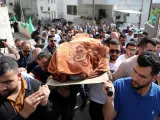 Palestinos trasladan el cuerpo de la mujer palestina que ha muerto en la aldea cisjordana de Husan, cerca de Belén, por disparos de soldados israelíes.