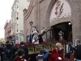 Las imágenes del Santísimo Cristo del Perdón y María Santísima de la Misericordia salen de la parroquia San Ramón Nonato, en Madrid, durante la procesión del Viernes de Dolores.