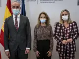 El alcalde de Sevilla, Antonio Muñoz; la ministra de Transportes, Raquel Sánchez; y la consejera de Fomento, Marifrán Carazo, posan a su llegada a una reunión en el Ministerio de Transportes.